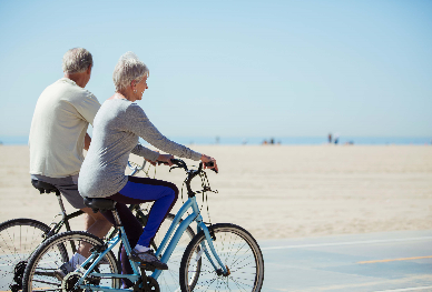 Couple retraité à vélo