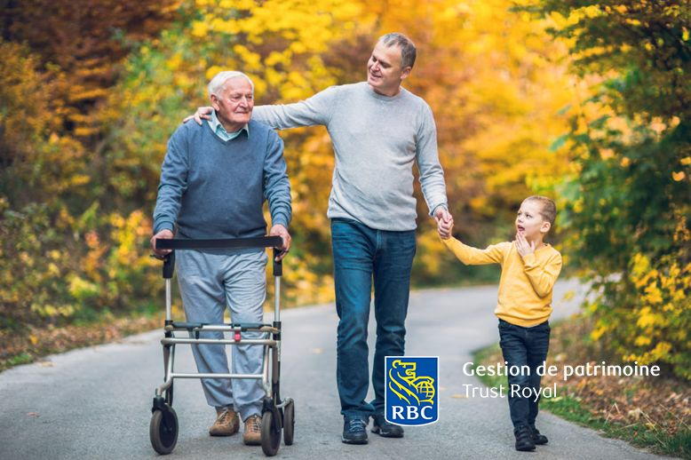 grand-père marchant dans le parc avec son fils et sa petite-fille logo RBC Trust Royal sur la page