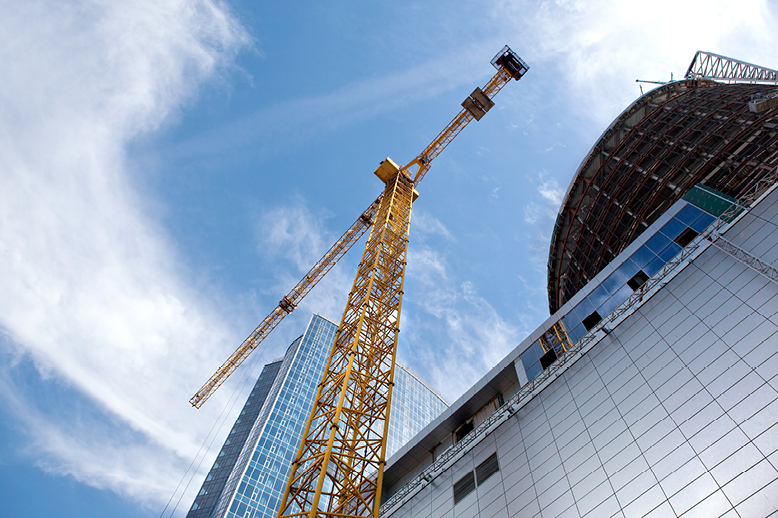 grue à côté d'un bâtiment en construction