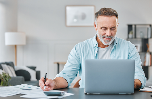 A client reviewing their FHSA on their laptop.