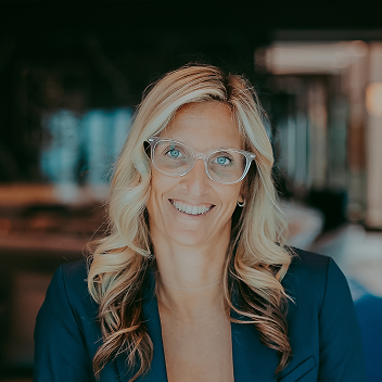 Stephanie Ozog headshot.